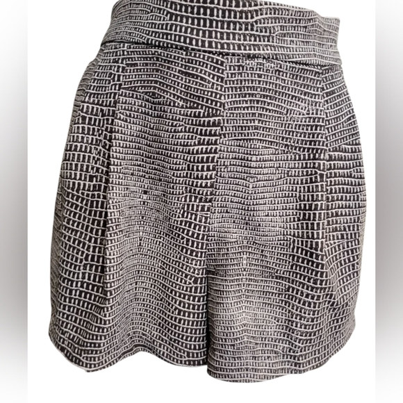 Dynamite | High Waist Stretchy Lightweight Python Snakeskin Print Shorts | XS - Picture 4 of 11